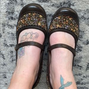 Low heeled mudd pumps